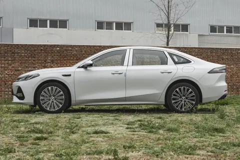 Hands-on test of the Geely Galaxy A7 EM: Guinness-certified range—worry-free driving for a hybrid family sedan in the 100,000-yuan price range. 9d27ae5a821d49c2983703a3a354c18a~tplv f042mdwyw7 original 480 0